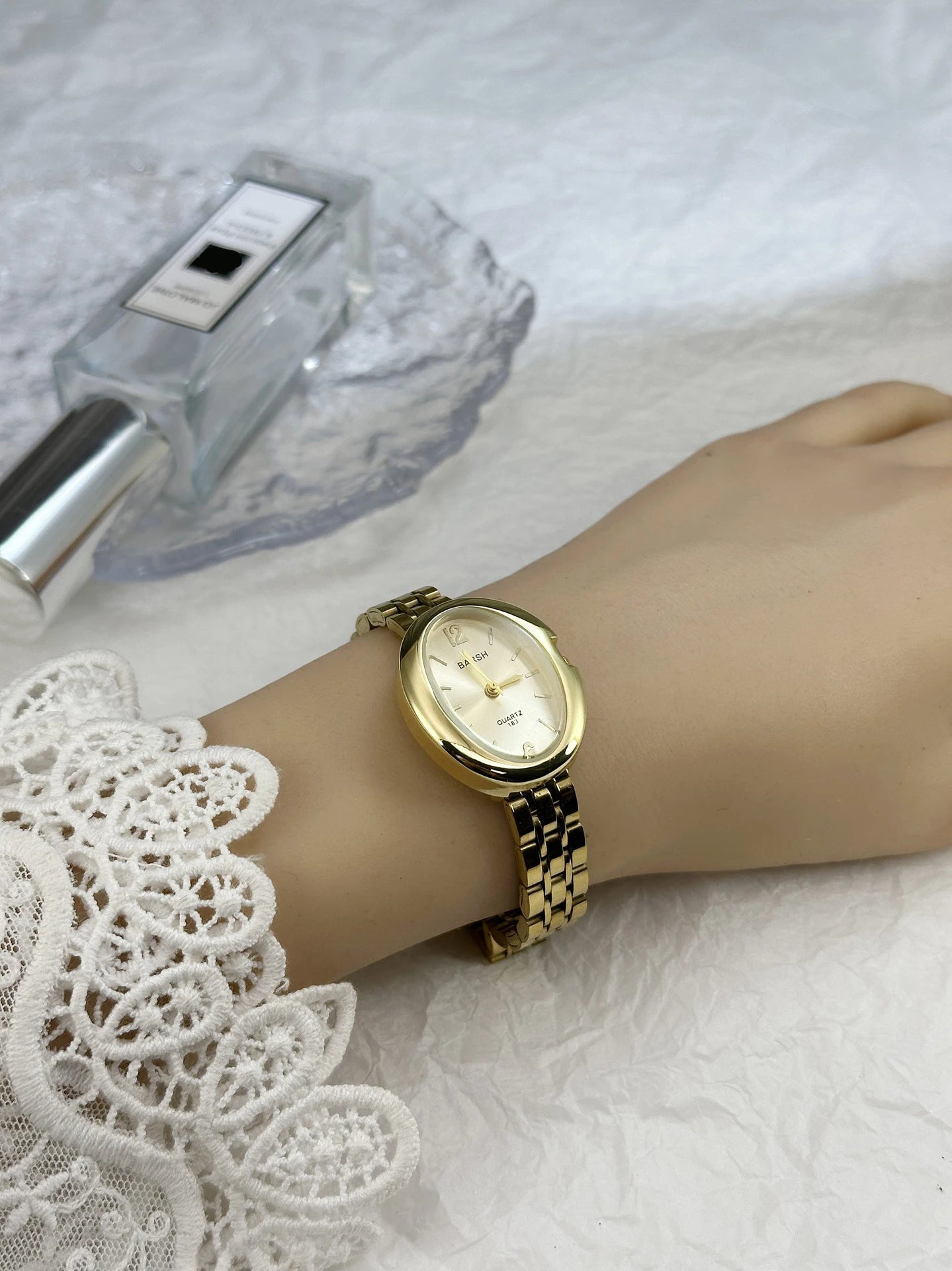 Sleek Women's Quartz Watch – Pigeon Egg Dial & Steel Strap