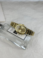 Sleek Women's Quartz Watch – Pigeon Egg Dial & Steel Strap