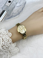 Sleek Women's Quartz Watch – Pigeon Egg Dial & Steel Strap